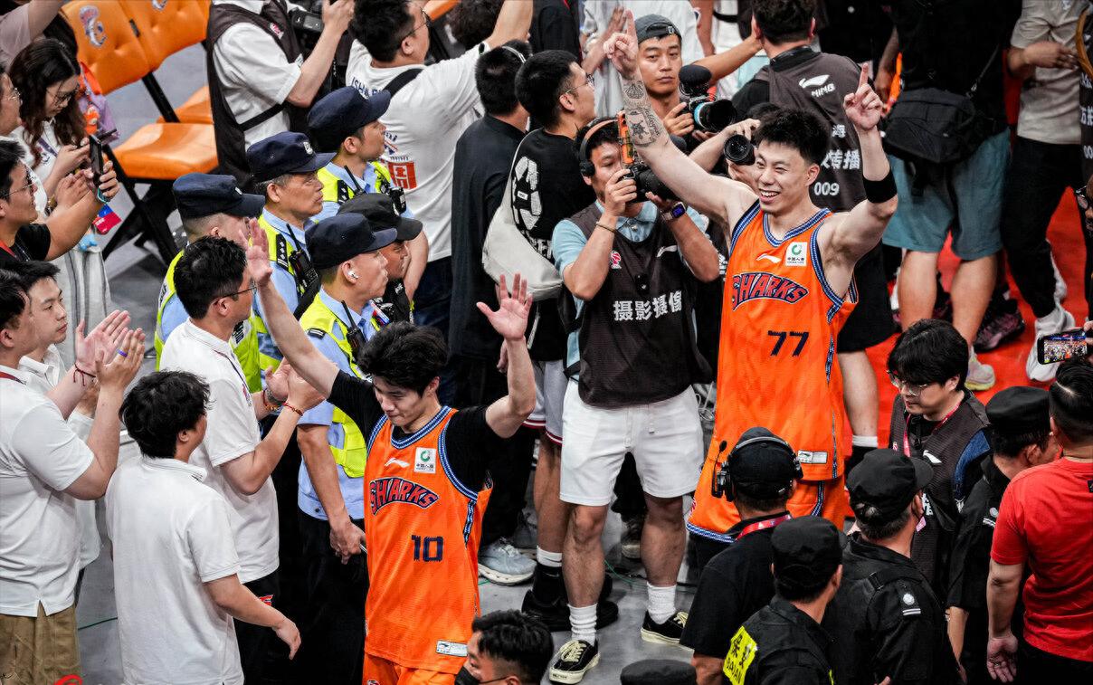 马刺主帅谈福克斯被批评:我不看社媒也不在乎,对他有100%信心