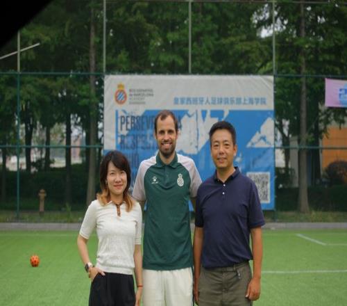 多打1人遭绝平！曼联1